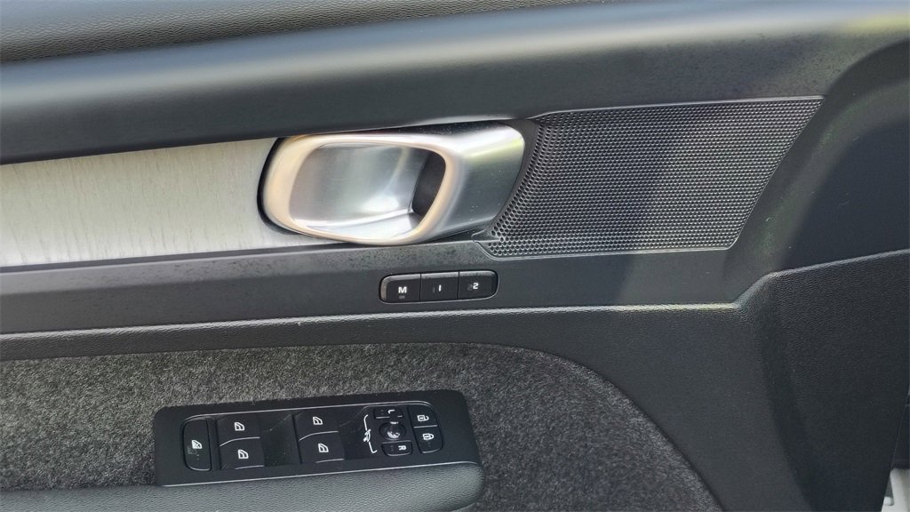Certified 2025 Volvo XC40 B5 Plus image 9