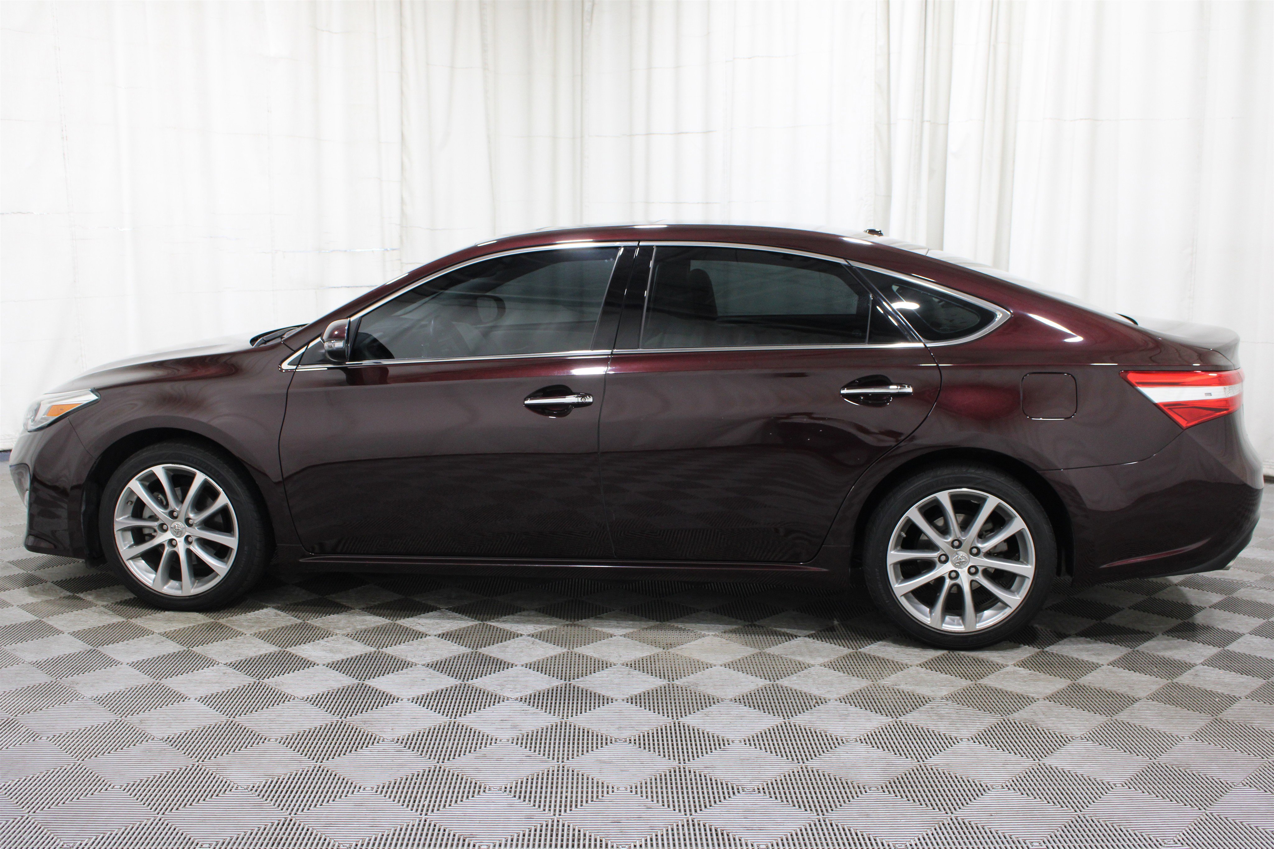 Used 2014 Toyota Avalon XLE Touring FWD image 33