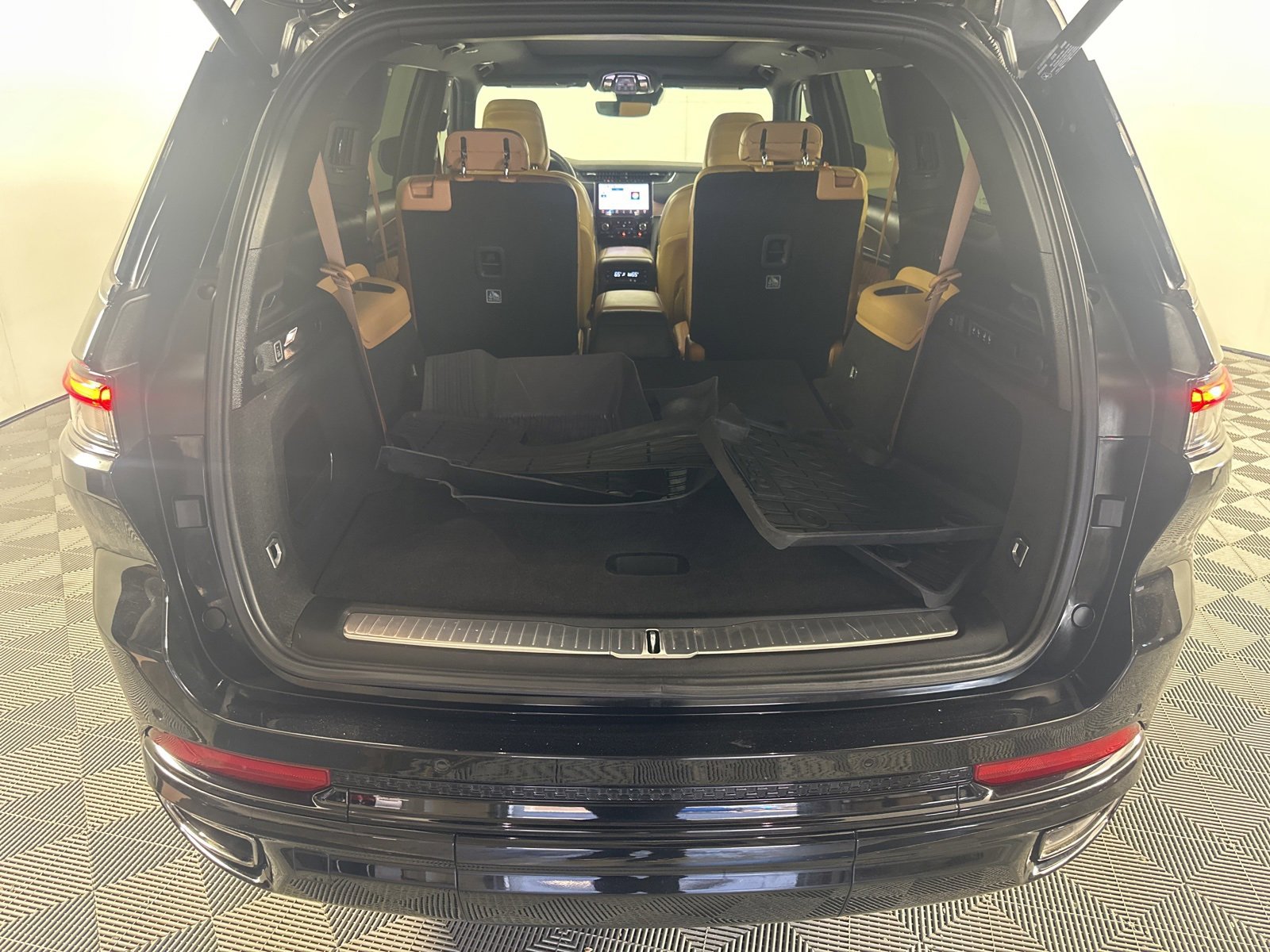 Used 2023 Jeep Grand Cherokee L Summit w/ High Altitude Package image 21