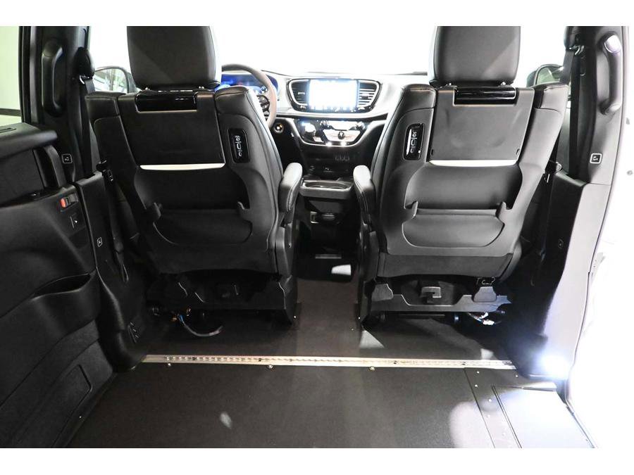 Used 2024 Chrysler Pacifica Touring-L w/ Uconnect Theater Family Group FWD image 20