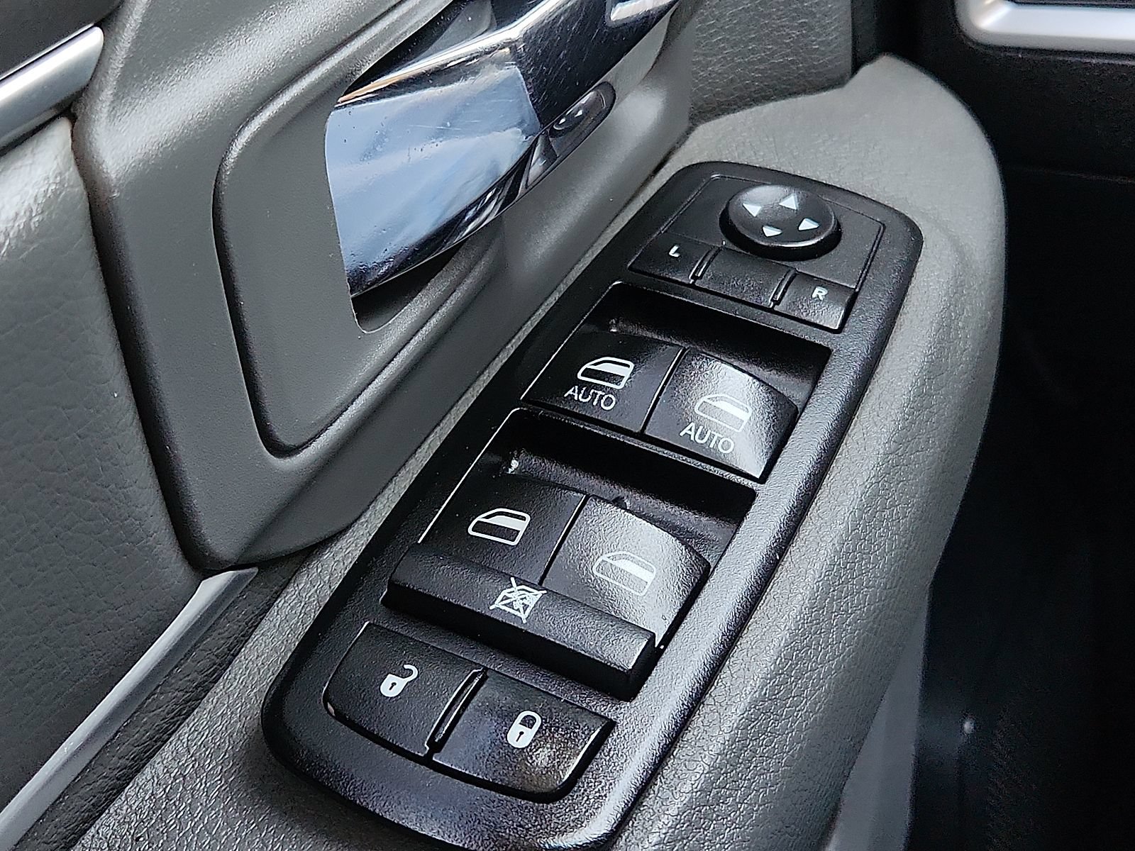 Used 2014 RAM 3500 SLT AWD/4WD image 17