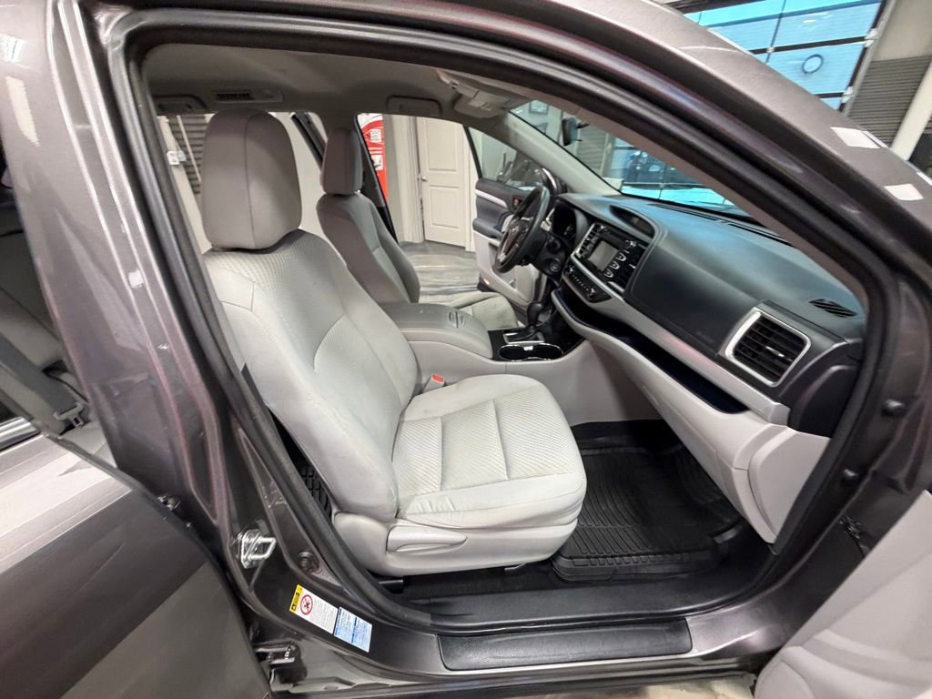 Used 2015 Toyota Highlander LE image 38