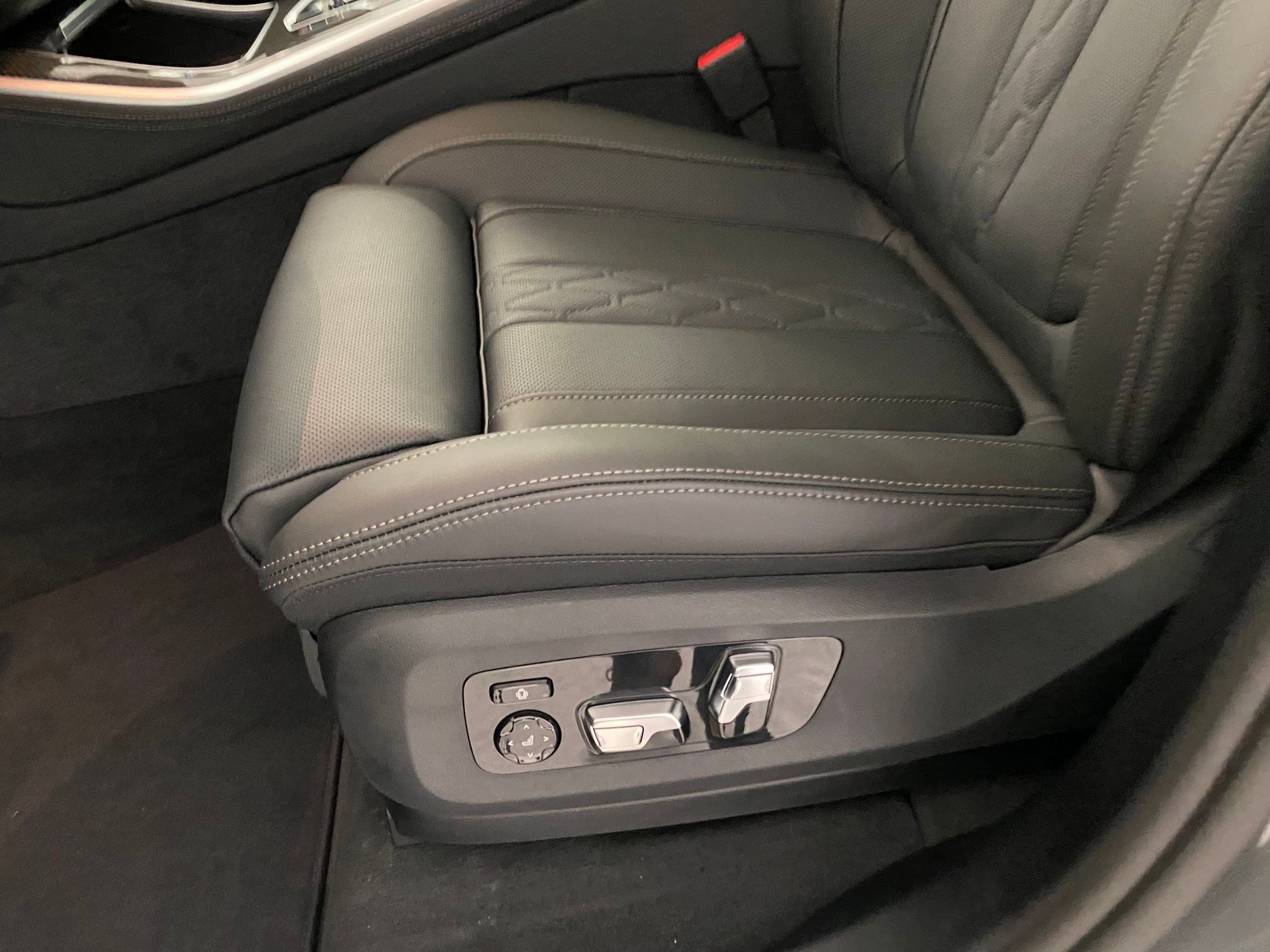 New 2026 BMW X5 M60i w/ Executive Package image 23