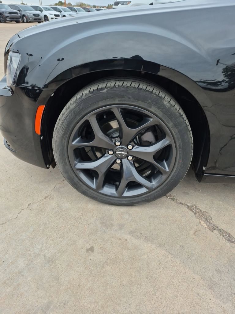 Used 2020 Chrysler 300 Touring w/ Sport Appearance Package image 9