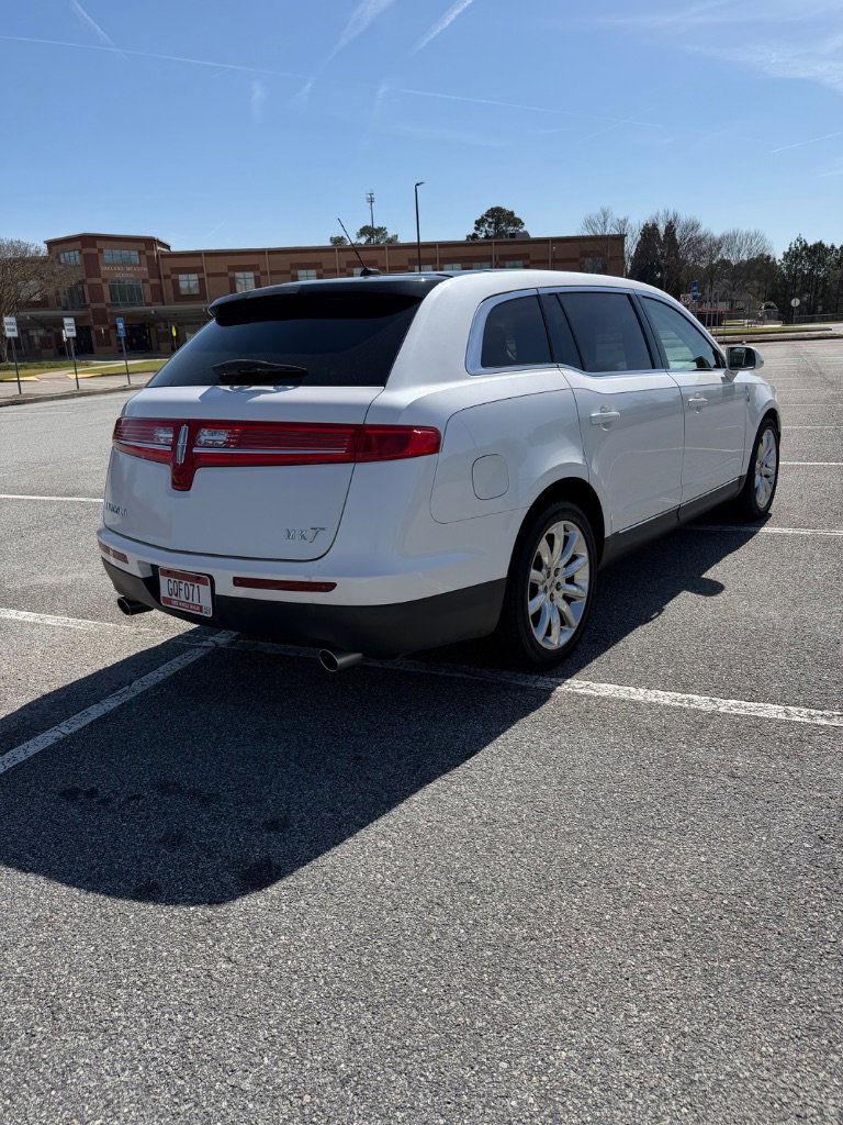 Used 2010 Lincoln MKT 2WD image 8
