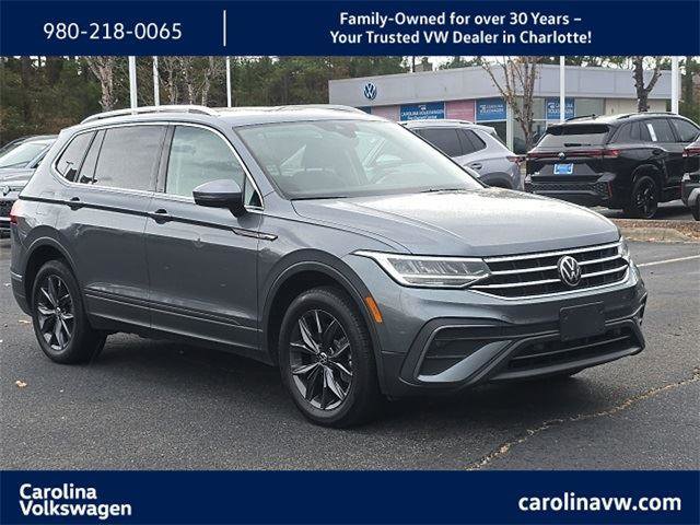 Used 2023 Volkswagen Tiguan SE w/ Panoramic Sunroof Package image 1