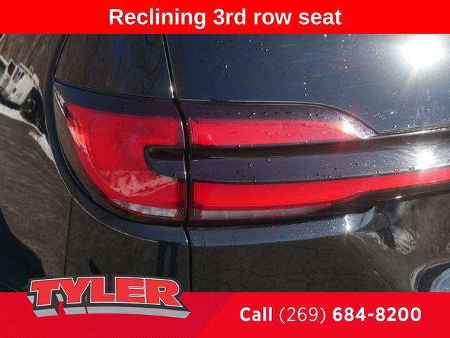 Certified 2025 Chrysler Pacifica Limited image 13