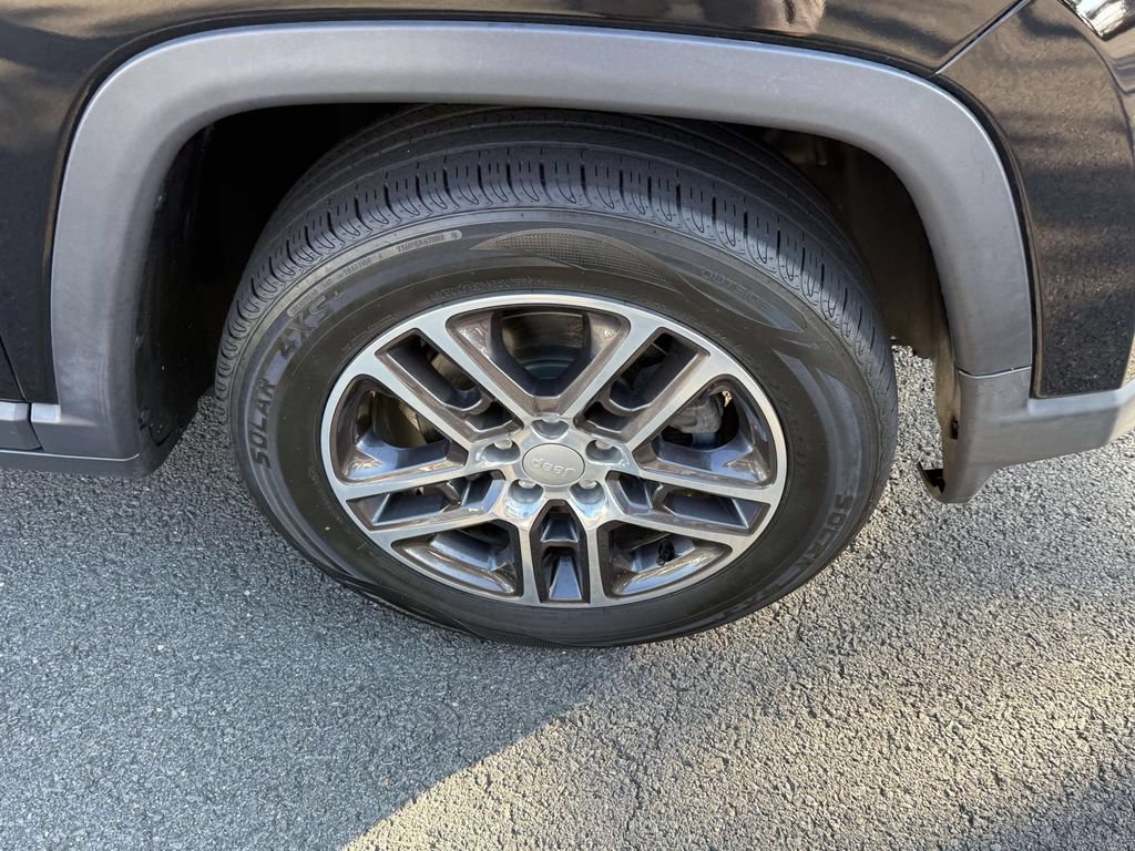 Used 2019 Jeep Compass Latitude FWD image 12
