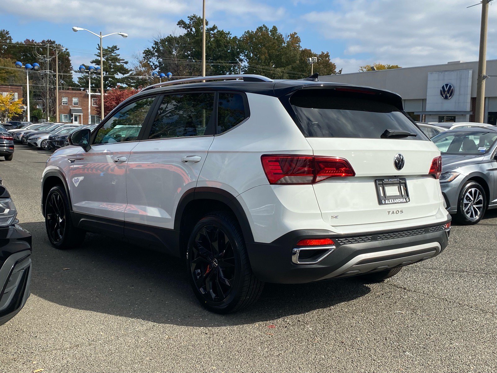 Certified 2023 Volkswagen Taos SE FWD image 5