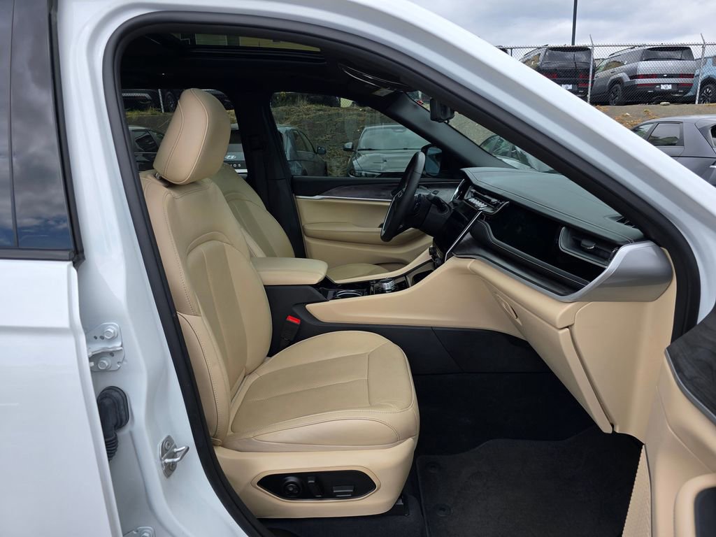 Used 2022 Jeep Grand Cherokee Limited 4xe w/ Luxury Tech Group II AWD/4WD image 12
