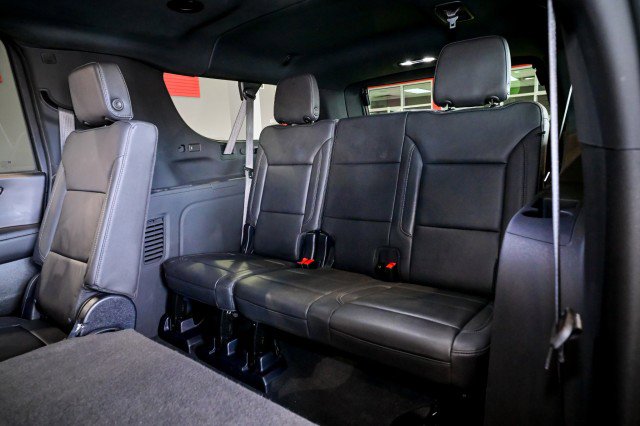 Used 2025 Chevrolet Suburban Z71 image 24