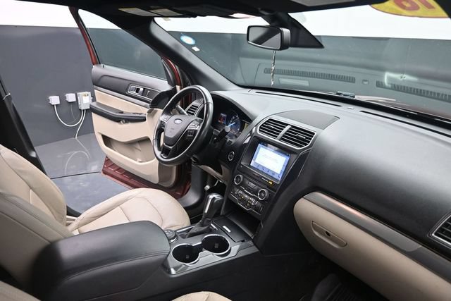 Used 2018 Ford Explorer XLT w/ Equipment Group 202A AWD/4WD image 43
