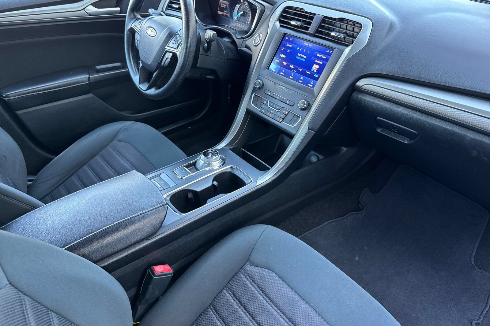 Used 2020 Ford Fusion SE FWD image 19