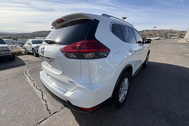 Used 2017 Nissan Rogue SV w/ SV Premium Package image 5