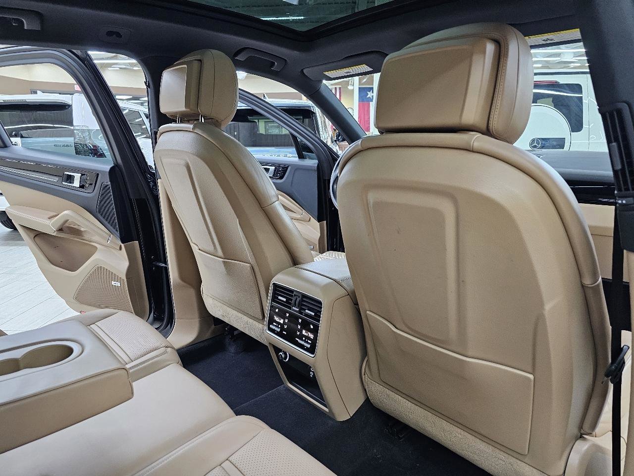 Used 2020 Porsche Cayenne AWD/4WD image 25