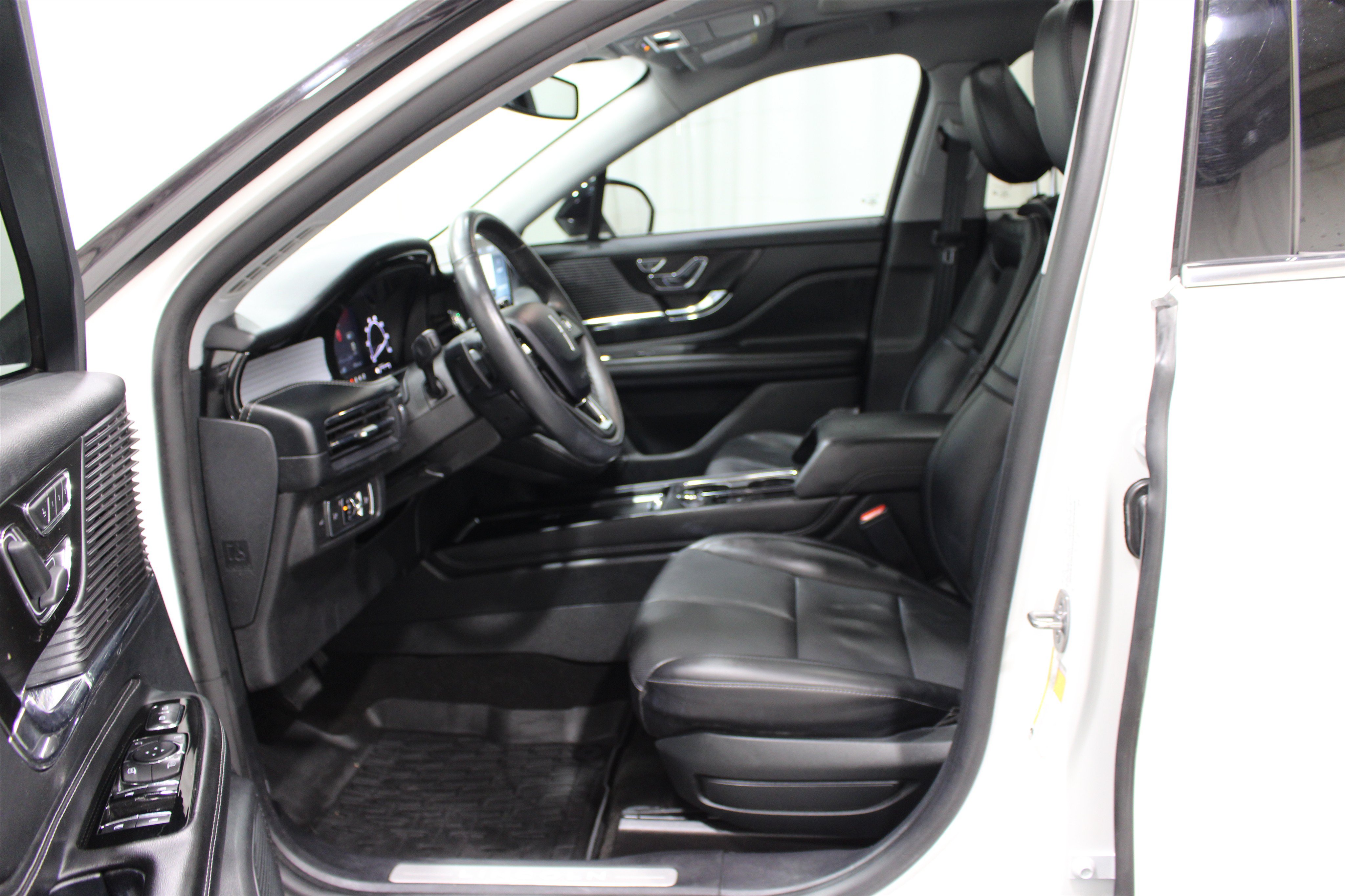 Certified 2022 Lincoln Corsair AWD w/ Premium Package image 3