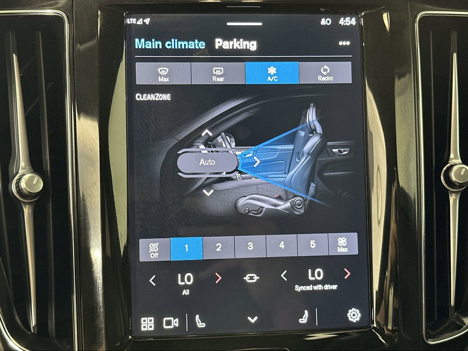 Used 2025 Volvo XC60 B5 Plus image 23