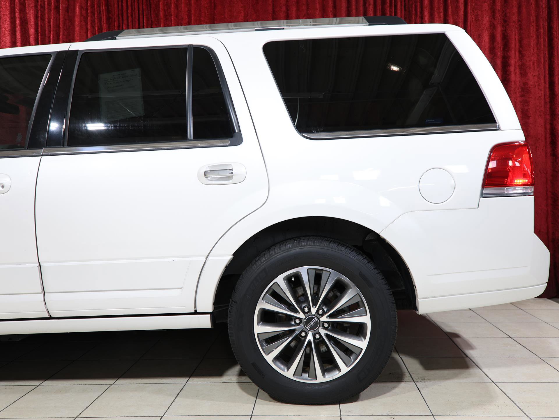 Used 2017 Lincoln Navigator Select image 6