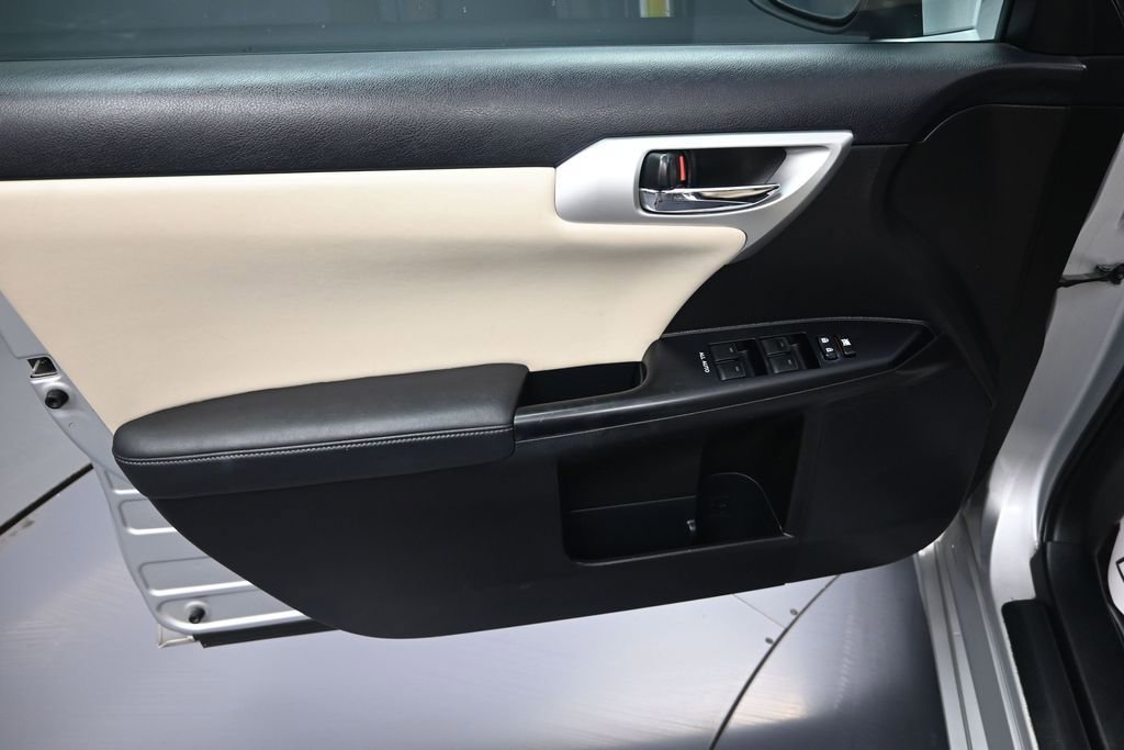 Used 2013 Lexus CT 200h w/ Premium Pkg w/Navigation FWD image 10