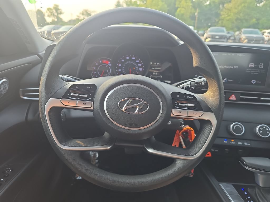 Used 2023 Hyundai Elantra SE FWD image 17