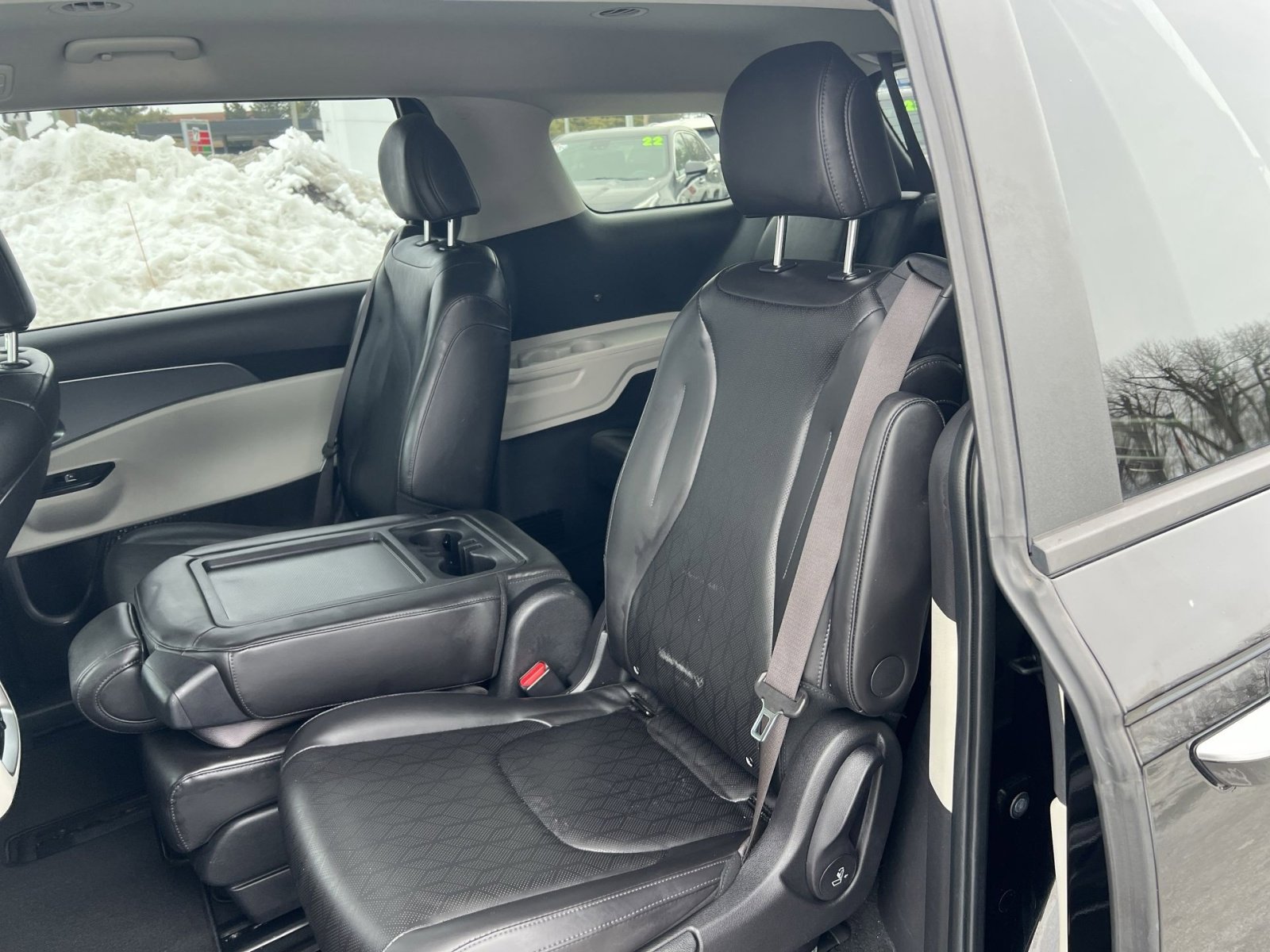 Used 2022 Kia Carnival LX image 23