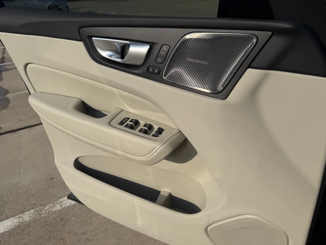 New 2026 Volvo XC60 T8 Ultra w/ Protection Package Premier AWD/4WD image 18