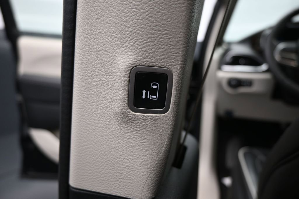 Used 2023 Chrysler Pacifica Limited FWD image 26