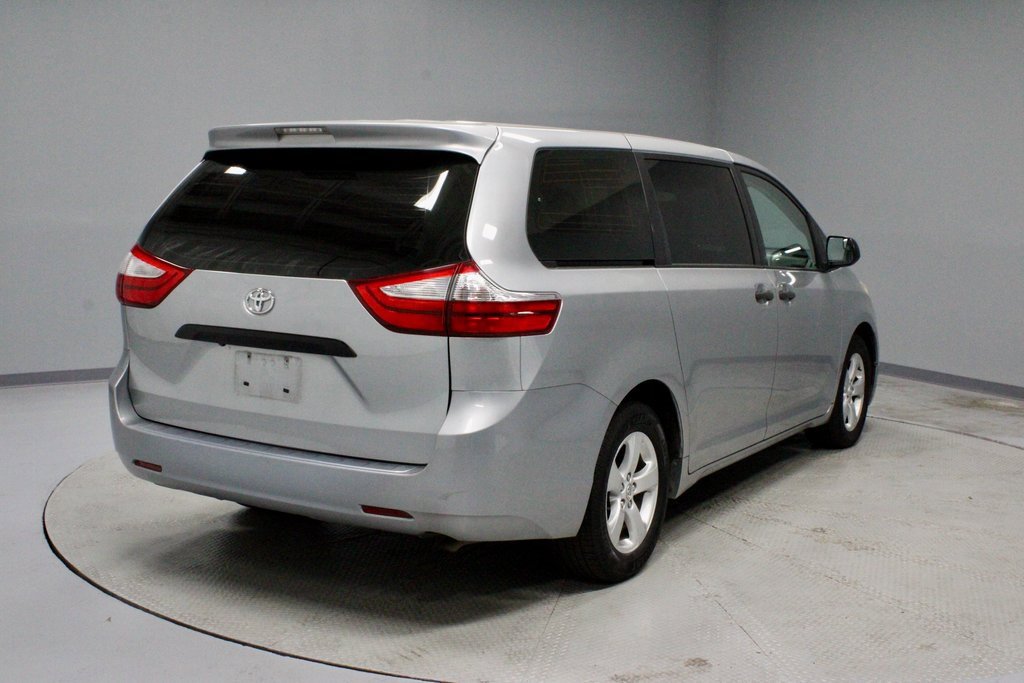 Used 2015 Toyota Sienna L image 9