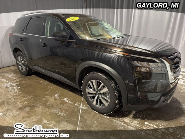 Used 2025 Nissan Pathfinder SL image 1
