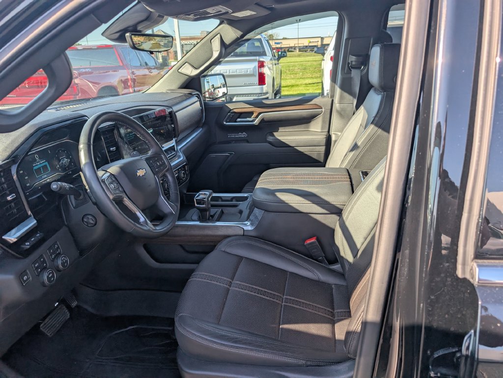Used 2023 Chevrolet Silverado 1500 High Country w/ High Country Premium Package AWD/4WD image 16