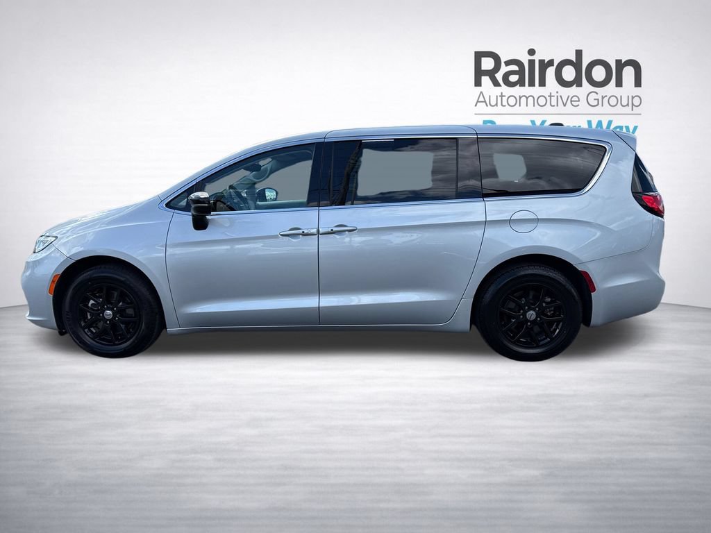 Used 2024 Chrysler Pacifica Touring-L FWD image 4