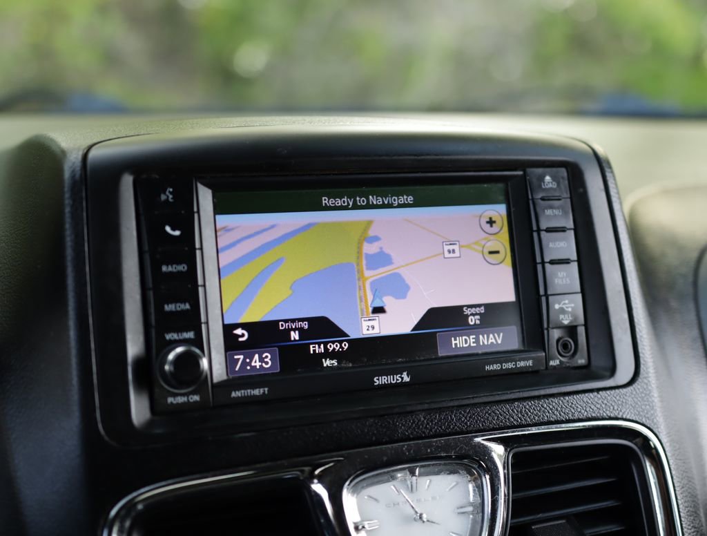 Used 2014 Chrysler Town & Country Touring-L FWD image 29