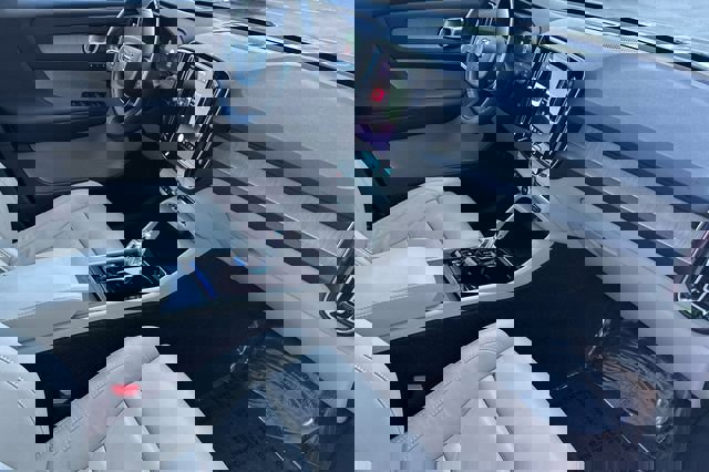 Used 2023 Volvo XC40 B4 Ultimate image 18