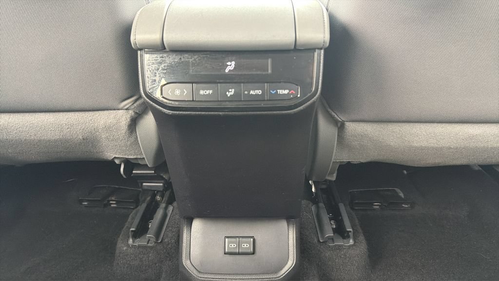 Used 2024 Toyota Highlander LE AWD/4WD image 19