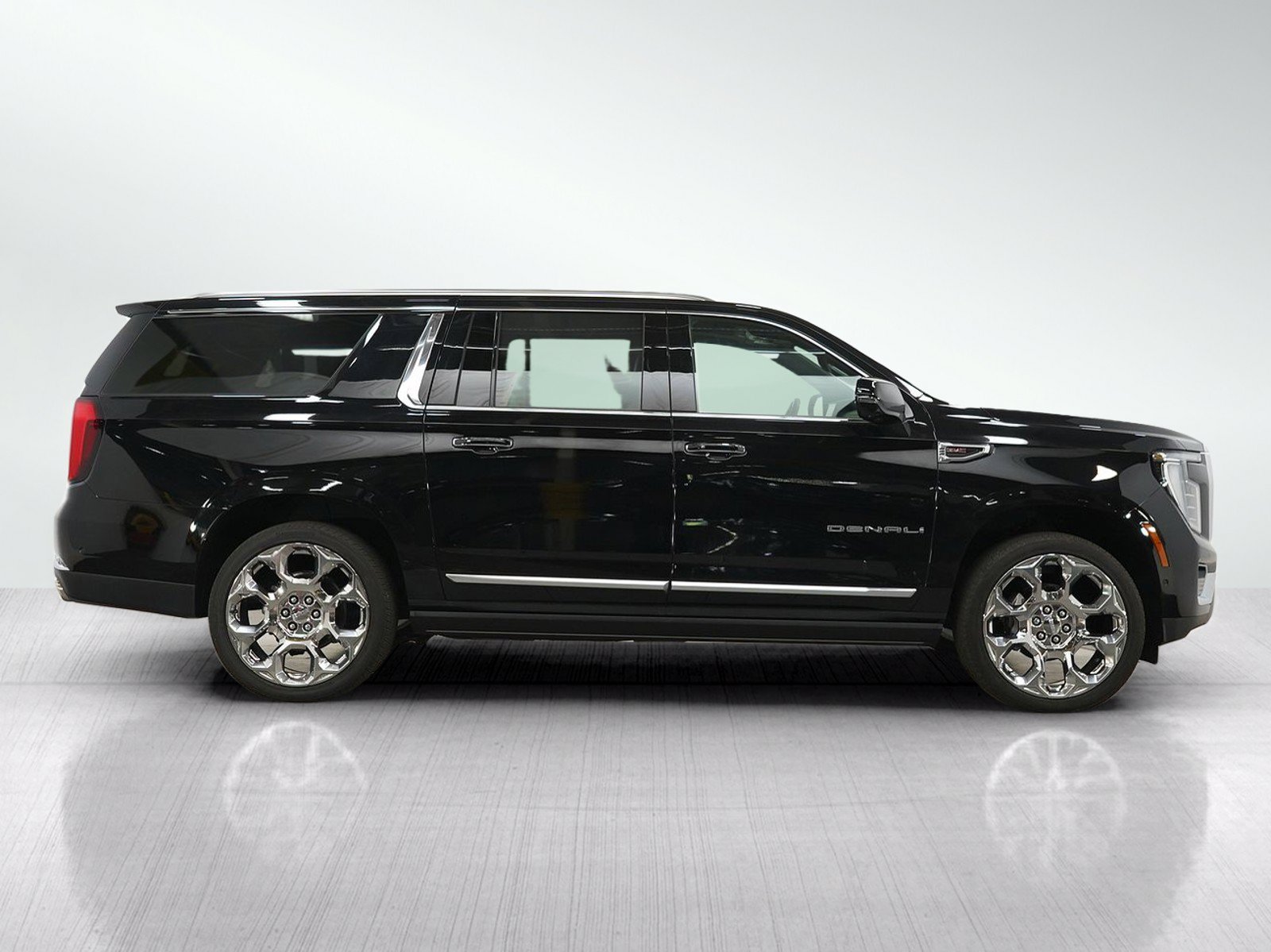 Used 2025 GMC Yukon XL Denali w/ Denali Reserve Package AWD/4WD image 6