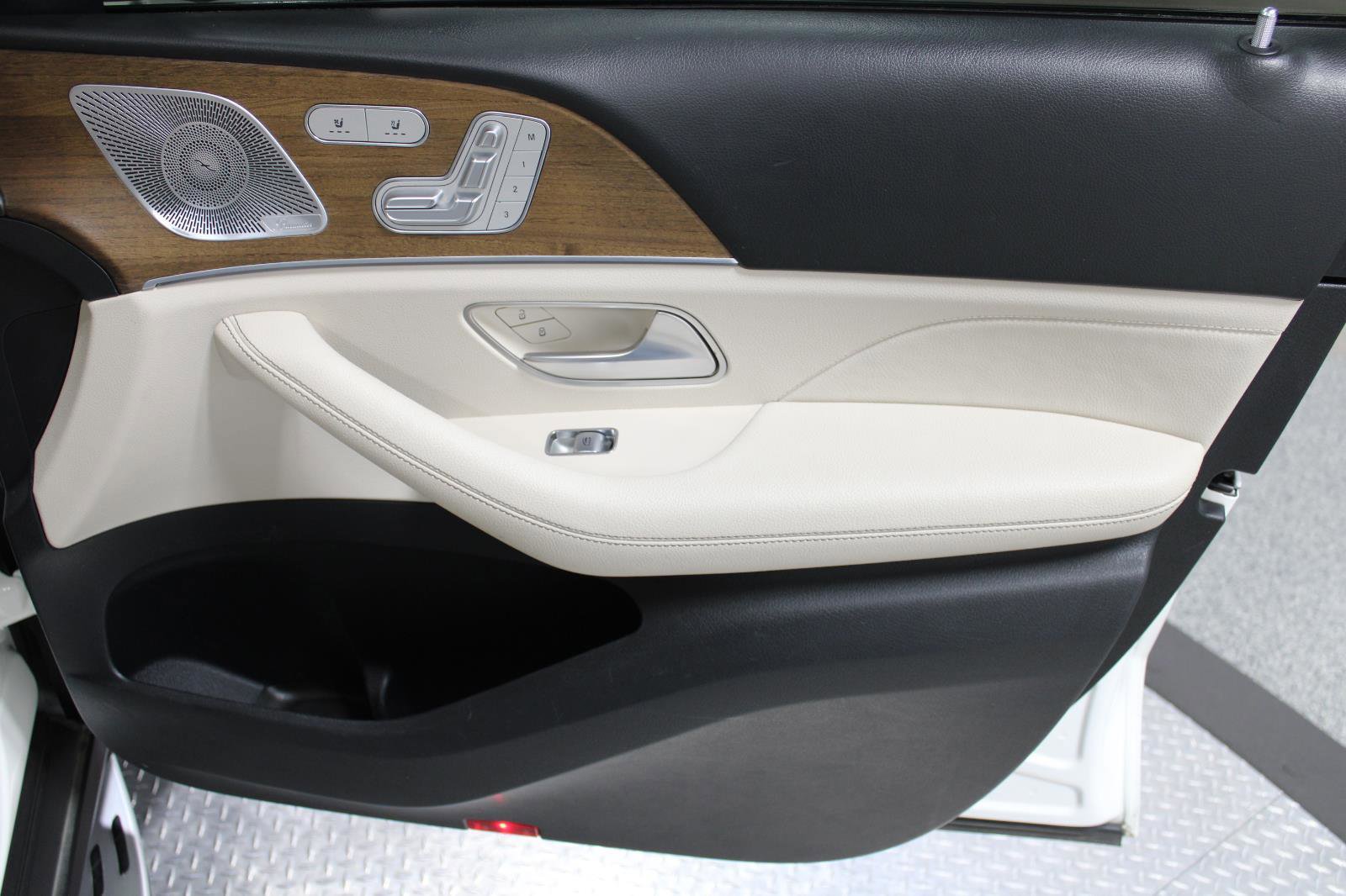 Used 2021 Mercedes-Benz GLS 450 4MATIC image 14