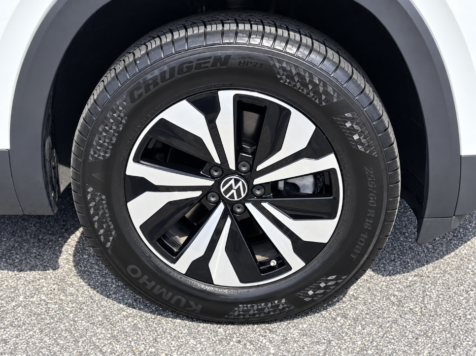 Used 2025 Volkswagen Atlas Cross Sport SE FWD image 9