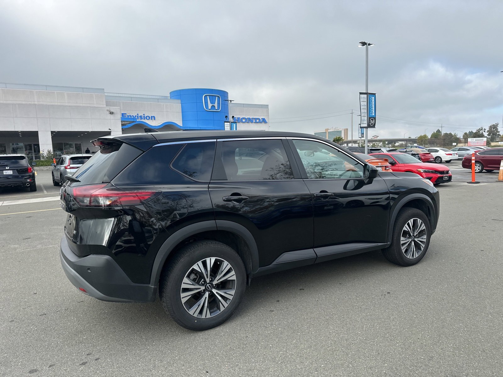 Used 2023 Nissan Rogue SV image 3