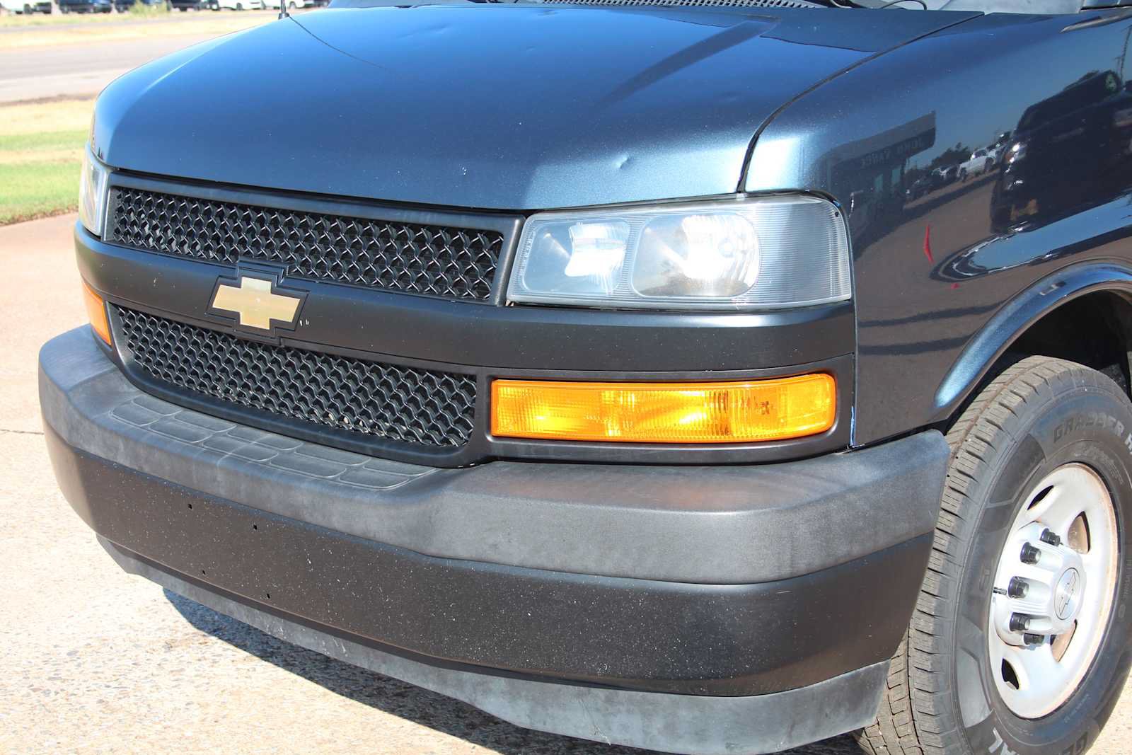 Used 2019 Chevrolet Express 2500 w/ Driver Convenience Package RWD image 4