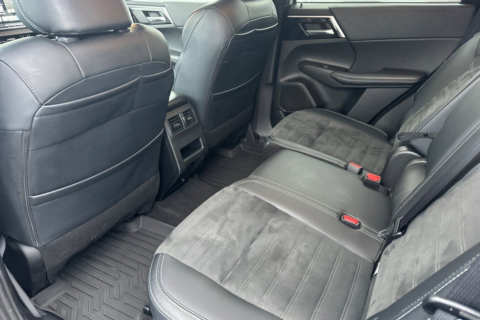 Used 2024 Mitsubishi Outlander SE image 14