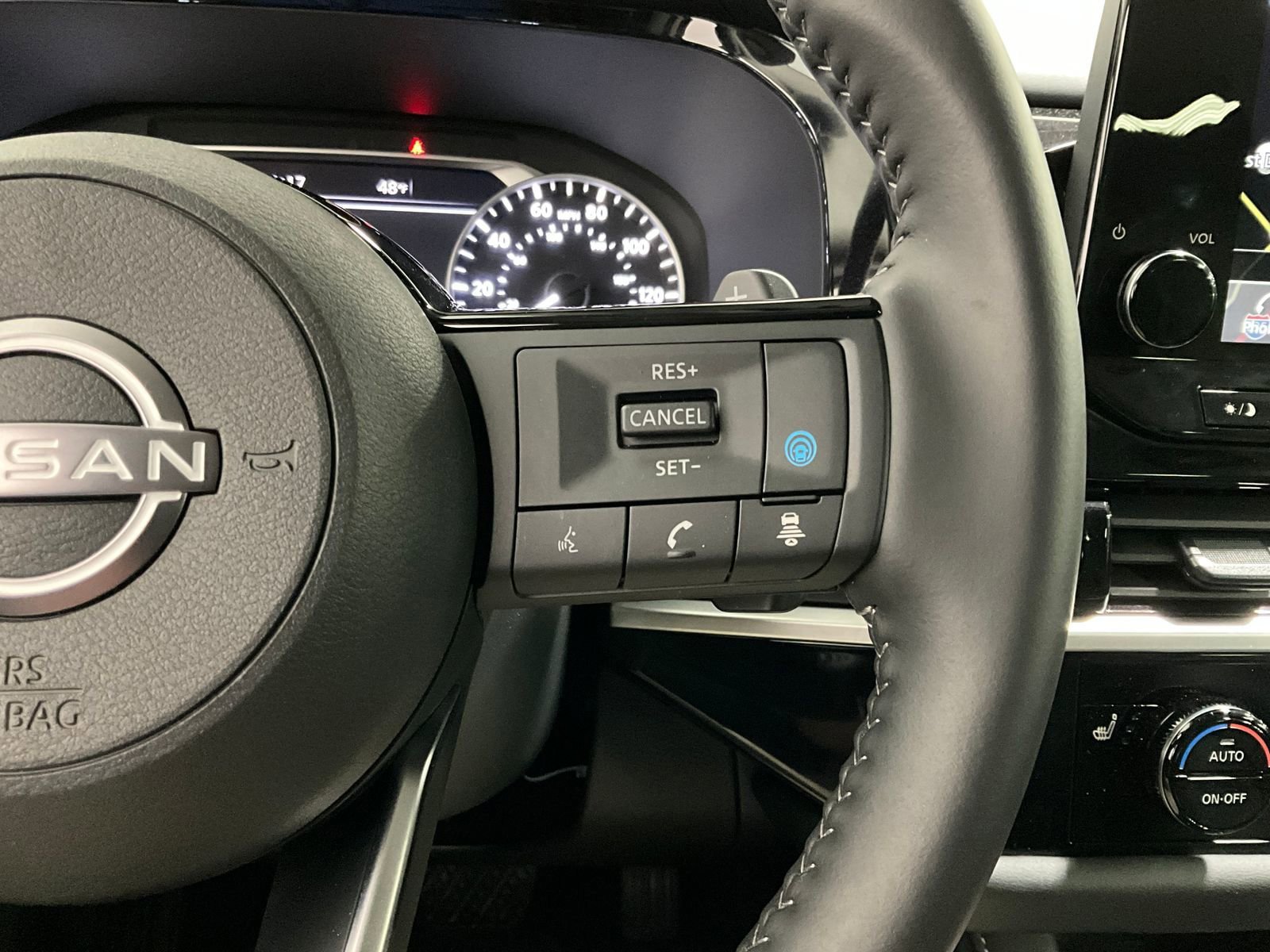 Used 2025 Nissan Pathfinder SL w/ Black Appearance Package image 18