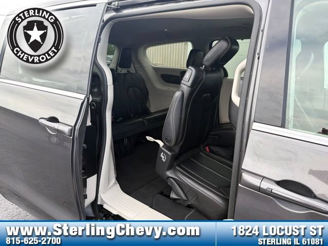 Used 2023 Chrysler Pacifica Touring-L FWD image 26