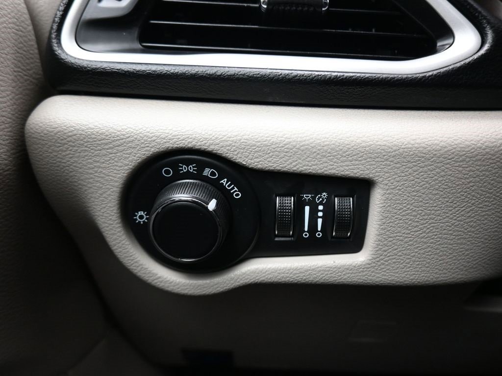 Used 2023 Chrysler Voyager LX image 29