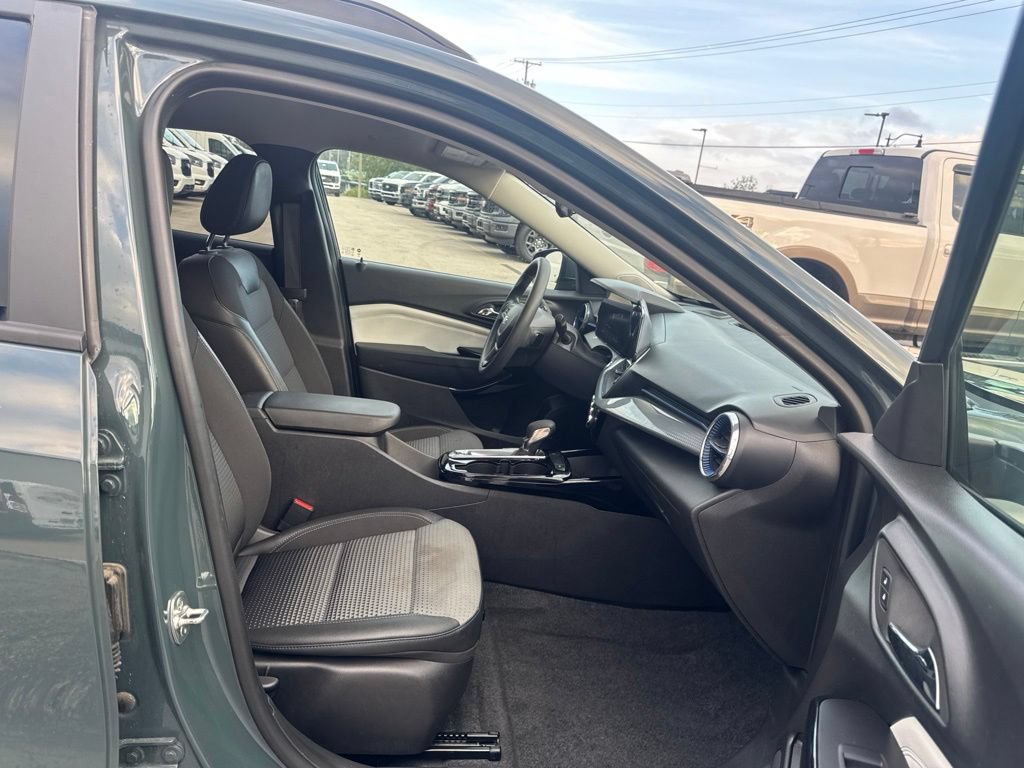 Used 2025 Chevrolet Trax LT FWD image 30