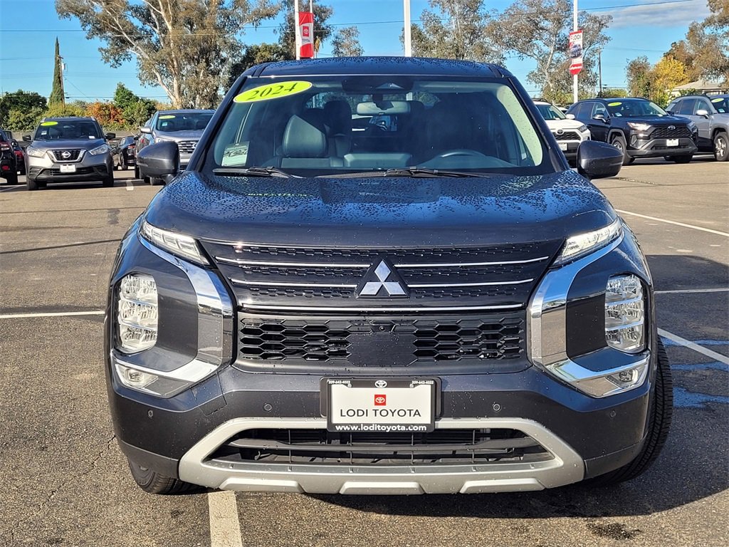 Used 2024 Mitsubishi Outlander SE image 2