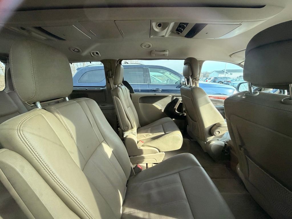Used 2014 Chrysler Town & Country Touring-L w/ Driver Convenience Group image 5
