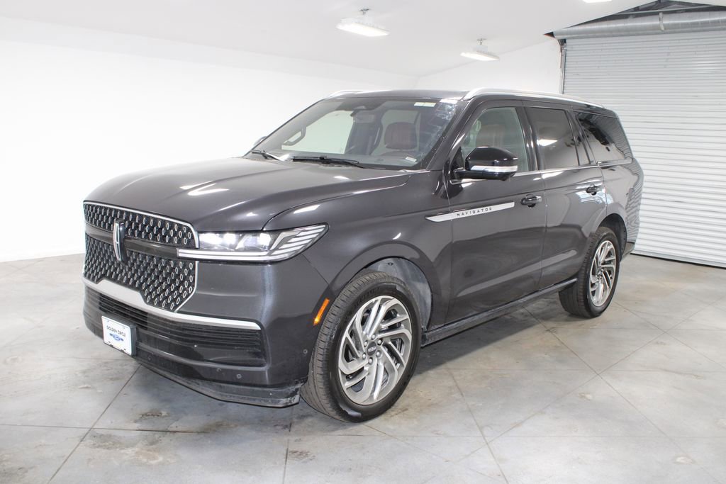 Used 2025 Lincoln Navigator Reserve image 4
