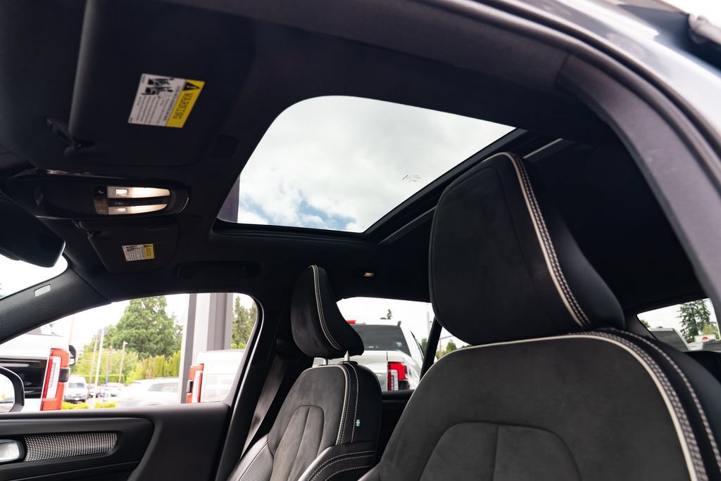 Used 2021 Volvo XC40 P8 Recharge w/ Advanced Package AWD/4WD image 18
