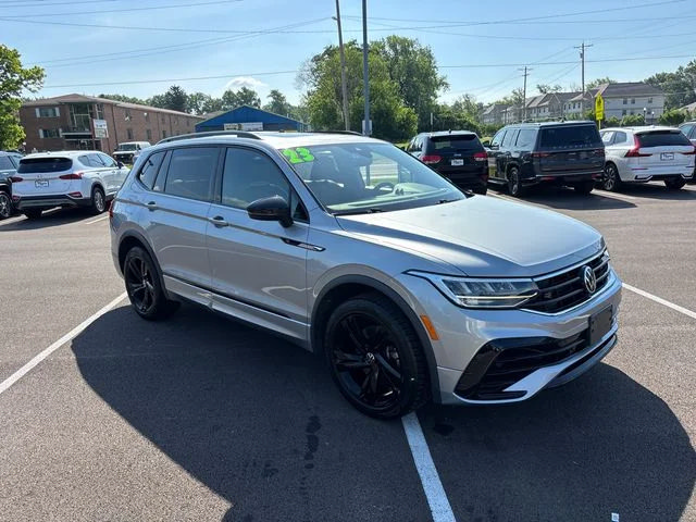 Used 2023 Volkswagen Tiguan SE R-Line AWD/4WD image 2