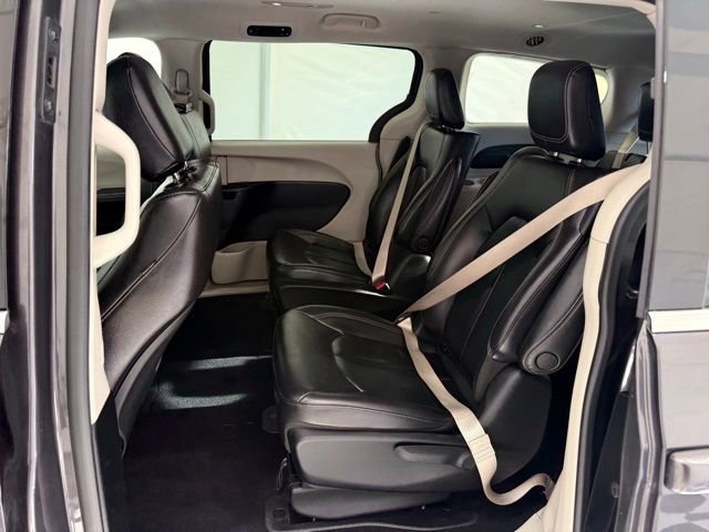 Used 2022 Chrysler Pacifica Touring-L image 32